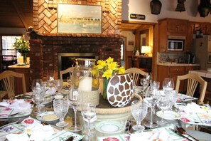 Breakfast area - Alpenhorn Bed And Breakfast Inn (Big Bear Lake)