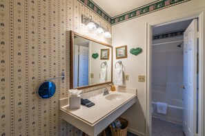Sweet Bough | Bathroom | Free toiletries, hair dryer, towels - Apples Bed & Breakfast (Big Bear Lake)