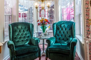 Red Delicious | Premium bedding, individually decorated, individually furnished - Apples Bed & Breakfast (Big Bear Lake)