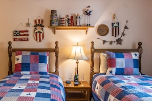 Pippin 1 | Premium bedding, individually decorated, individually furnished - Apples Bed & Breakfast (Big Bear Lake)