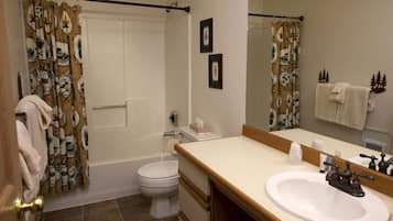 Combined shower/bathtub, free toiletries, hair dryer, towels