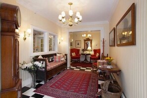 Coin salon dans le hall