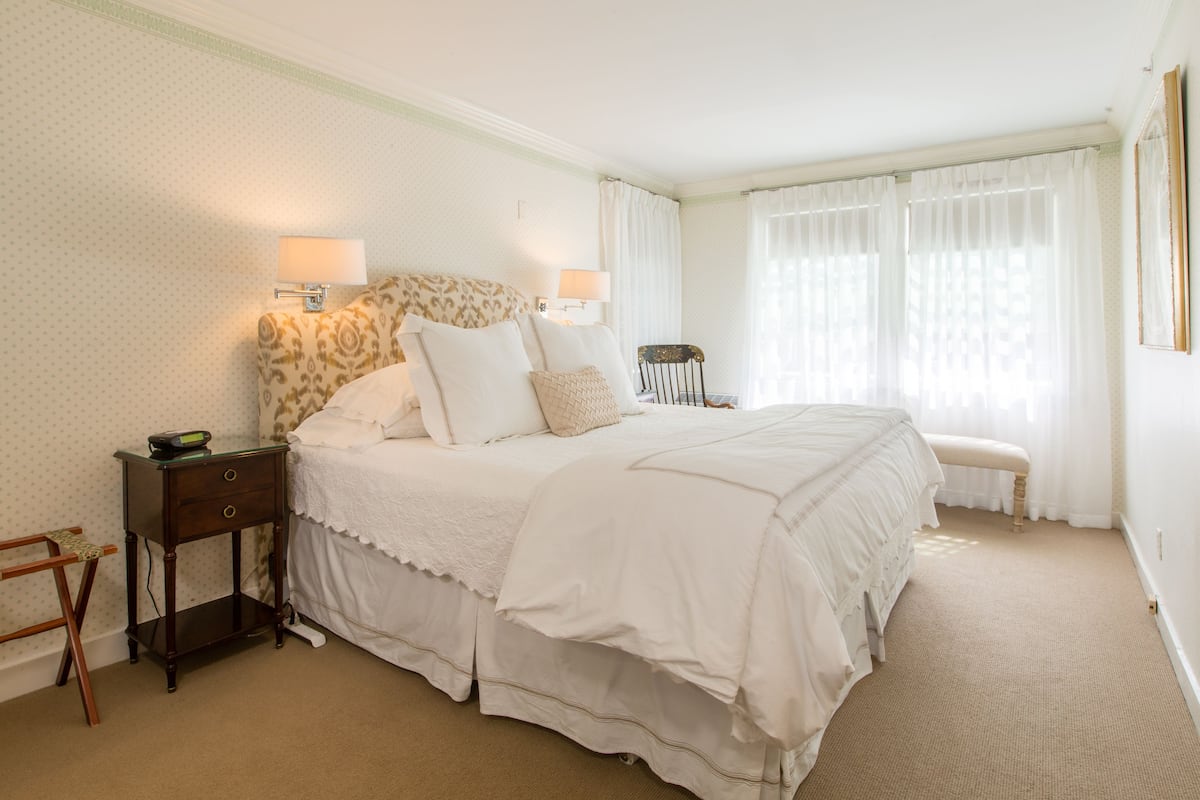 Premium bedding, individually decorated, individually furnished, desk