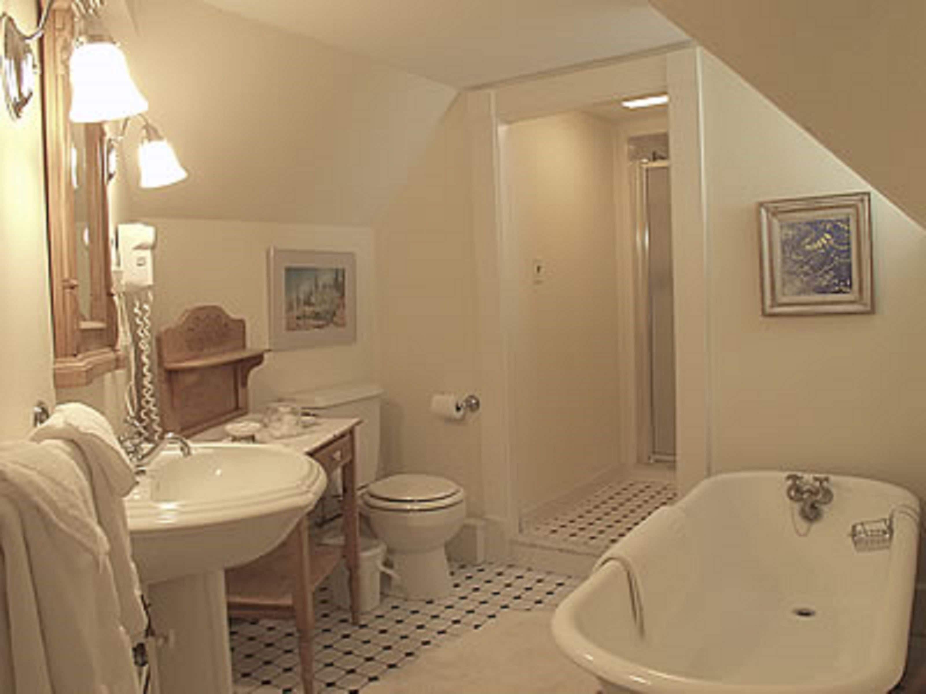 Suite, Non Smoking, Private Bathroom (Emerson Suite) | Bathroom | Shower, free toiletries, hair dryer, towels