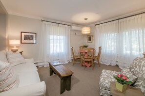 LCD TV, DVD player - North Bridge Inn (Concord)