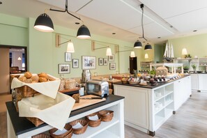 Daily buffet breakfast (EUR 20 per person) - Hotel Stella Maris (Hamburg)