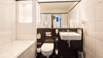 Captain Class Double Room | Salle de bain | Douche, sèche-cheveux, serviettes fournies