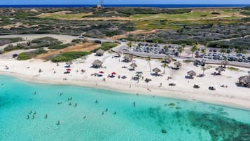 Nær stranden, hvit sand og buss til stranden (inkludert)