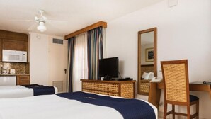 Ein Hotelzimmer mit zwei Betten, einem Fernseher, einem Schreibtisch und einem Stuhl.