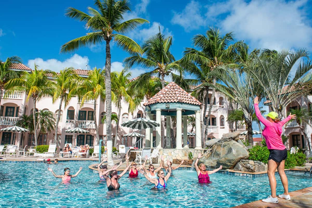 2 outdoor pools, pool loungers