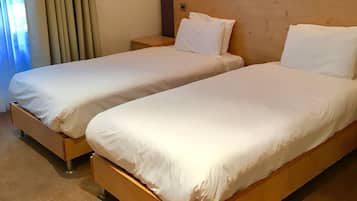 Quarto duplo, 2 camas de solteiro | Roupas de cama premium, ferros/tábuas de passar roupa, Wi-Fi de cortesia