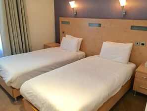 Twin Room, 2 Single Beds | Premium bedding, iron/ironing board, free WiFi, bed sheets - Artto Hotel Glasgow (Glasgow)