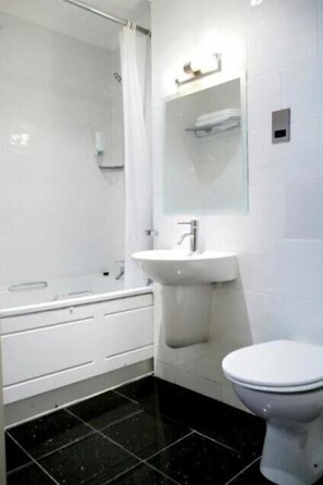 Combined shower/tub, free toiletries, hair dryer, towels