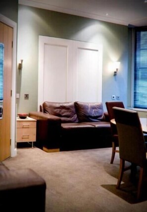 28-inch TV with digital channels - Artto Hotel Glasgow (Glasgow)