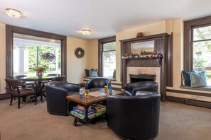 Lounge - Old Stagecoach Inn (Waterbury)