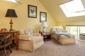 Deluxe Studio Suite, 1 King Bed | Living area | Books - Old Stagecoach Inn (Waterbury)