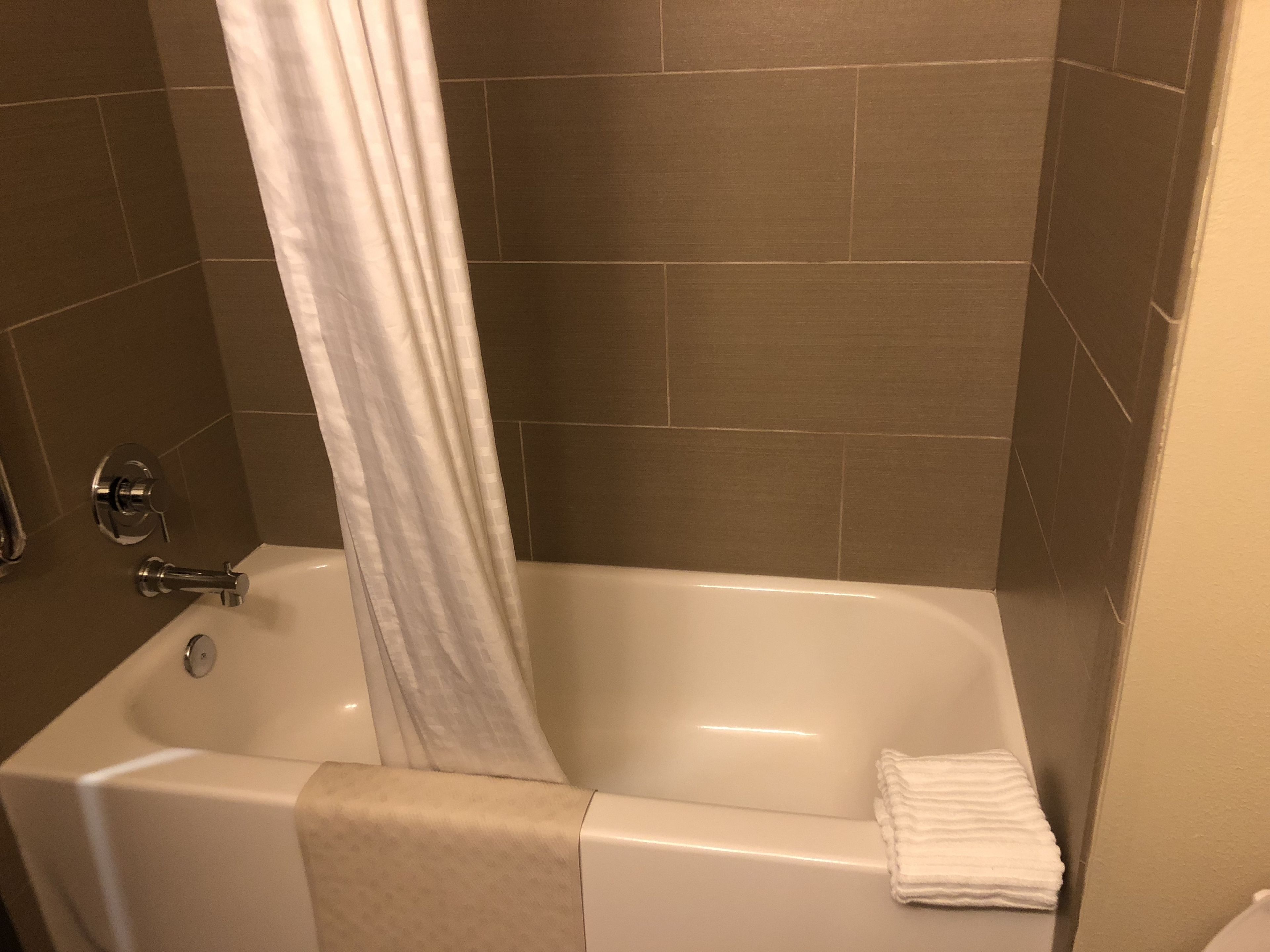 combined shower/bathtub, hair dryer, towels