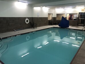 Piscina interna, espreguiçadeiras