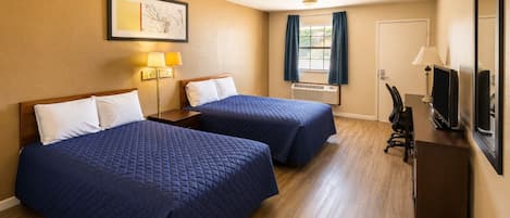 Zimmer, 2 Queen-Betten | Schreibtisch, Bügeleisen/Bügelbrett, kostenloses WLAN, Bettwäsche