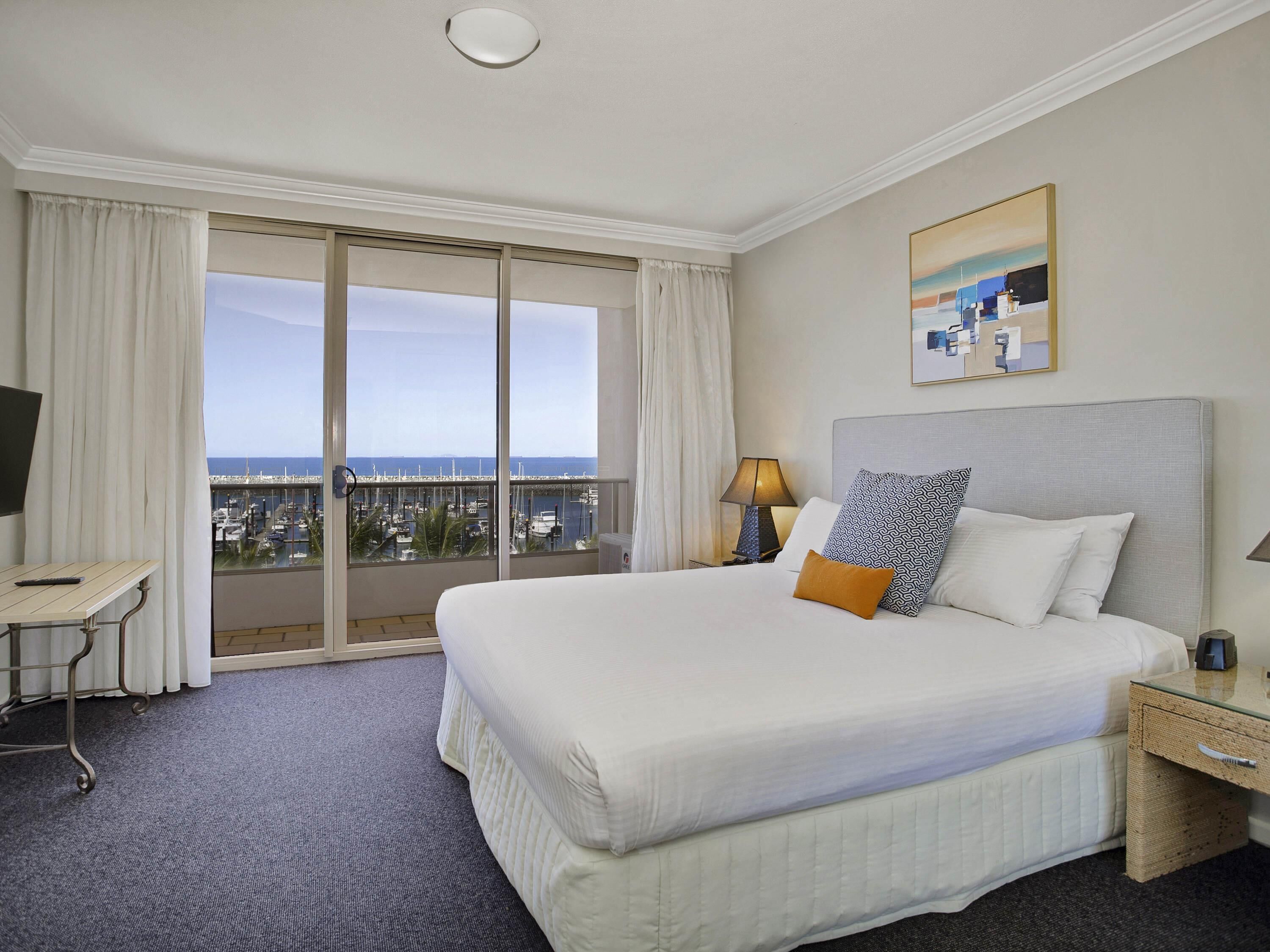 Deluxe-suite - 1 kingsize-seng - boblebad | Pengeskab på værelset, skrivebord, arbejdsområde til bærbare computere