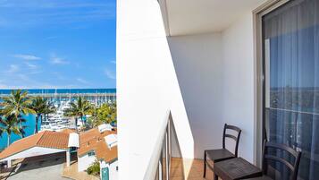 Standard Room, 1 Queen Bed | Terrace/patio