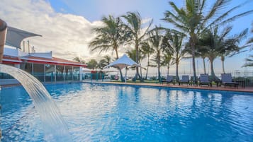 Piscina externa, funciona das 7h às 19h, espreguiçadeiras