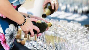 Une personne qui verse du champagne dans un verre.