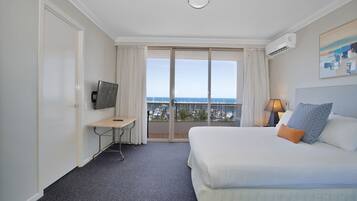 Deluxe Suite, 1 King Bed, Jetted Tub