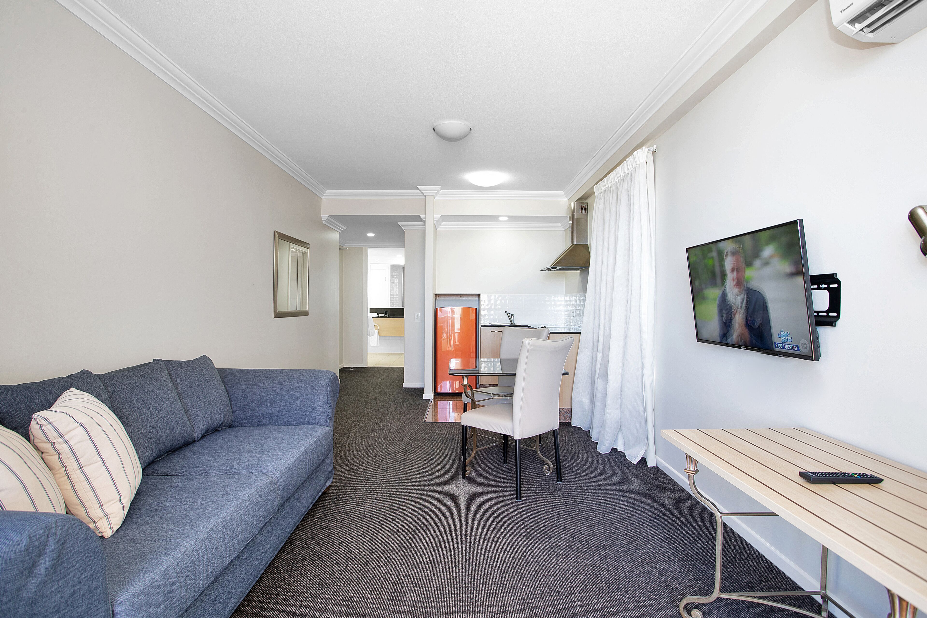 executive room, 1 queen bed, balcony | private kitchenette | fridge, microwave, electric kettle, cookware/dishes/utensils