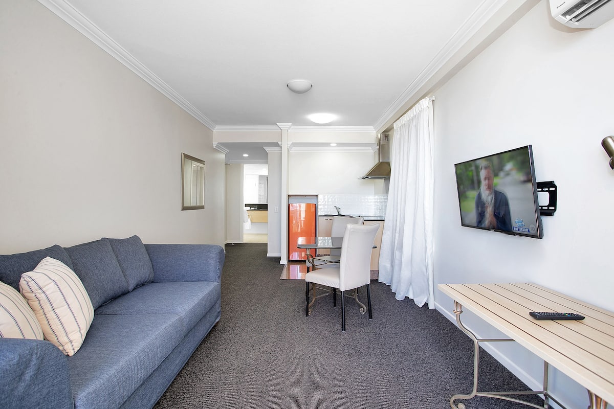 executive room, 1 queen bed, balcony | private kitchenette | fridge, microwave, electric kettle, cookware/dishes/utensils