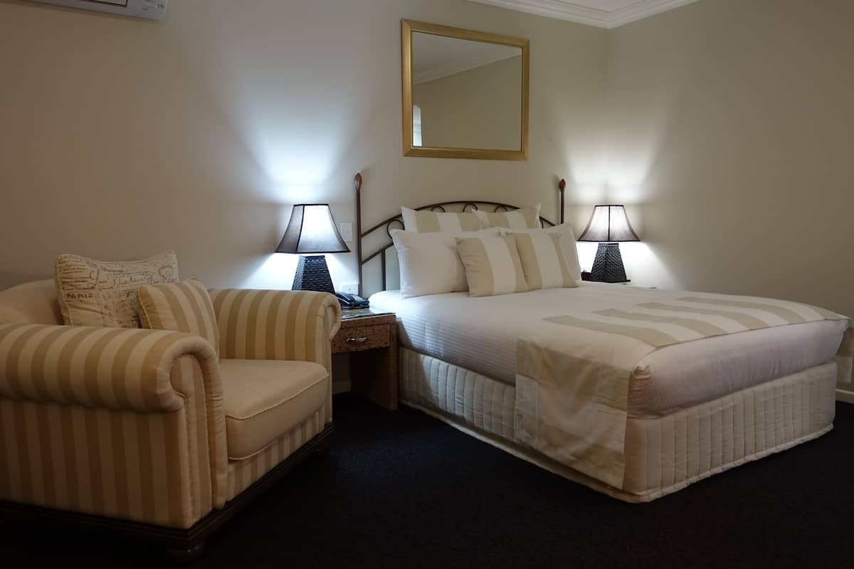 Standard Room, 1 King Bed | 1 bedroom, in-room safe, desk, laptop workspace