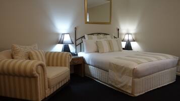 Standard Room, 1 King Bed | In-room safe, desk, laptop workspace, iron/ironing board