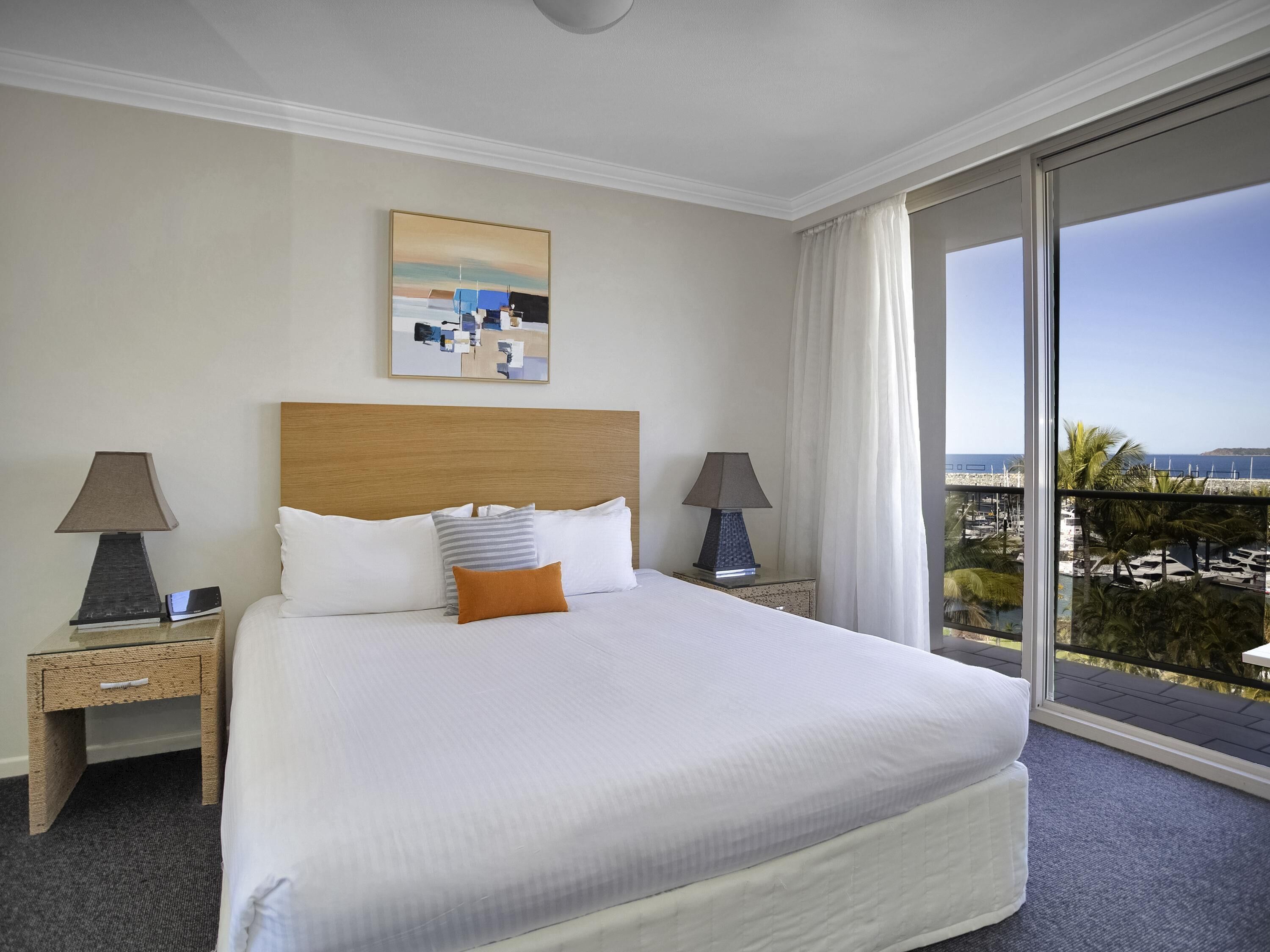 Superior-værelse - 1 queensize-seng | Pengeskab på værelset, skrivebord, arbejdsområde til bærbare computere