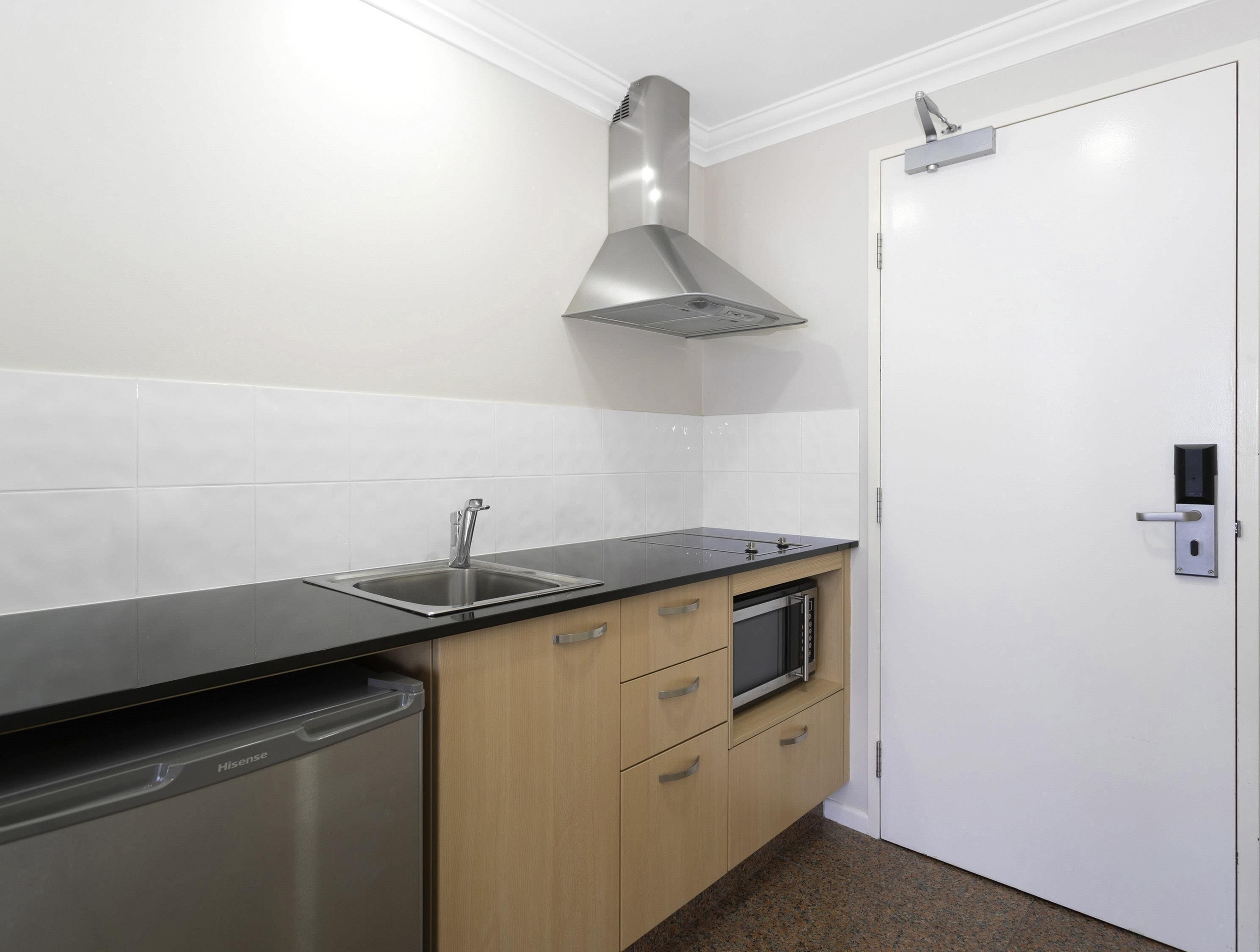 standard room, 1 queen bed | 1 bedroom, in-room safe, desk, laptop workspace