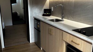 Rom – deluxe | Skrivebord, blendingsgardiner, strykejern/-brett og wi-fi (inkludert)