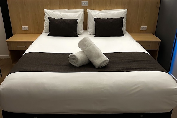 Deluxe Room | 1 bedroom, desk, blackout drapes, iron/ironing board