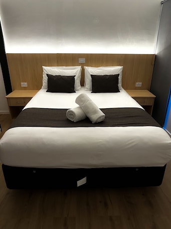 1 habitación, escritorio y cortinas blackout