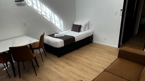 Rom – deluxe | Oppholdsområde | En 32-tommers LCD-TV med digitale kanaler samt TV og Netflix
