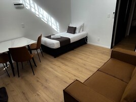 华丽客房 | 起居区 | 32-英寸液晶电视（配备数码频道）、电视、Netflix
