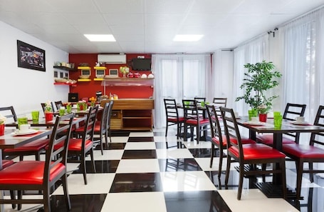 Desayuno buffet diario (EUR 9 por persona). Enzo Hotels Chalons en Champagne