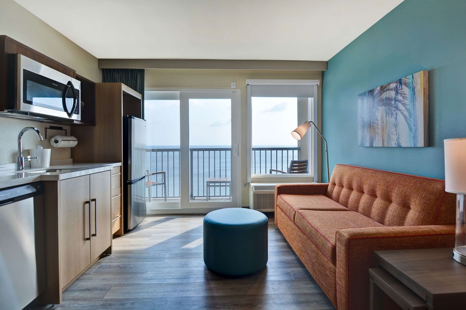 Living area | 49-inch TV with cable channels