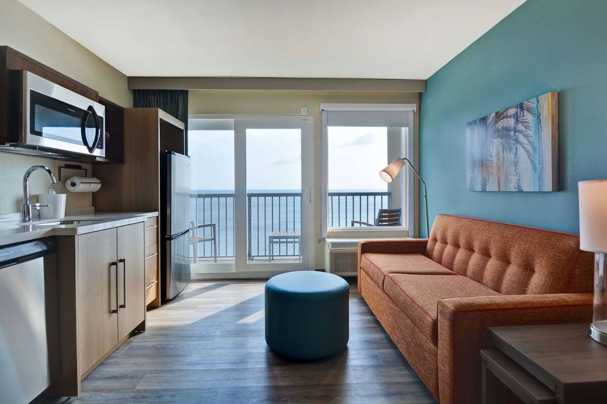 Living area | 49-inch TV with cable channels