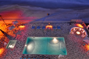Piscina externa, espreguiçadeiras