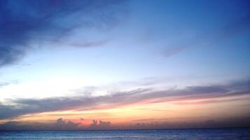 Mar tranquila al atardecer con cielo despejado.