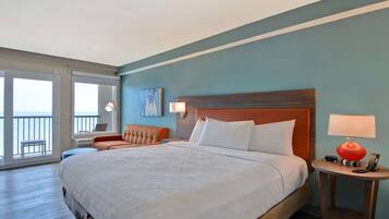 Studio, 1 kingsize-seng, tilgjengelighetstilpasset, badekar | Senger med overmadrass, individuelt dekorert og individuelt innredet