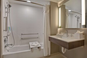 Estudio, 1 cama de matrimonio grande, accesible para personas con discapacidad, bañera | Baño | Ducha y bañera combinadas y artículos de higiene personal gratuitos