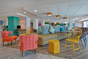 Free daily continental breakfast - Home2 Suites by Hilton Ormond Beach Oceanfront (Ormond Beach)