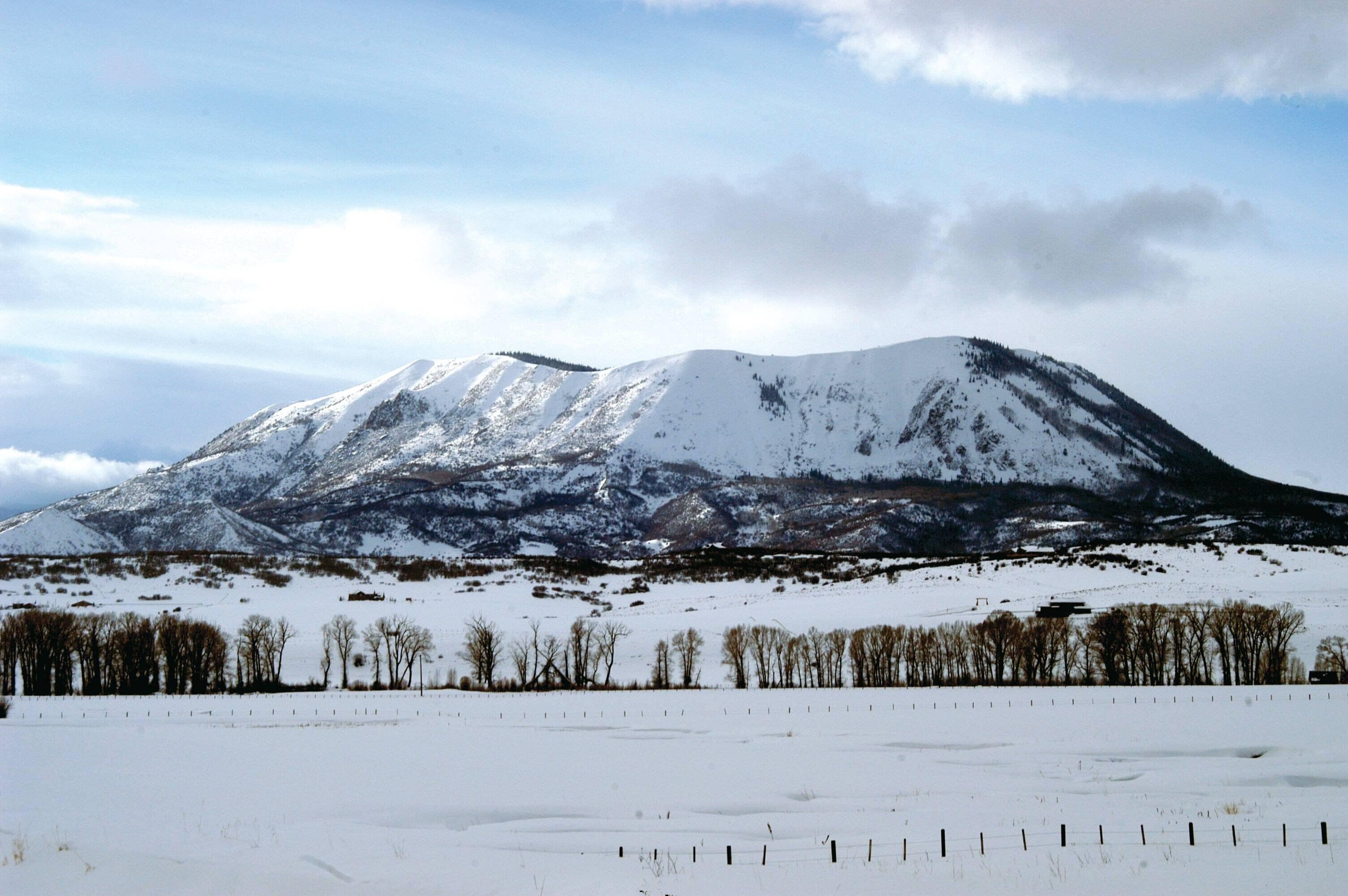 Une montagne enneigée sous un ciel dégagé.