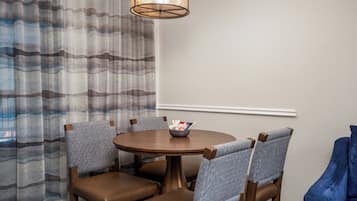 Deluxe Condo, 1 Bedroom | Dining room