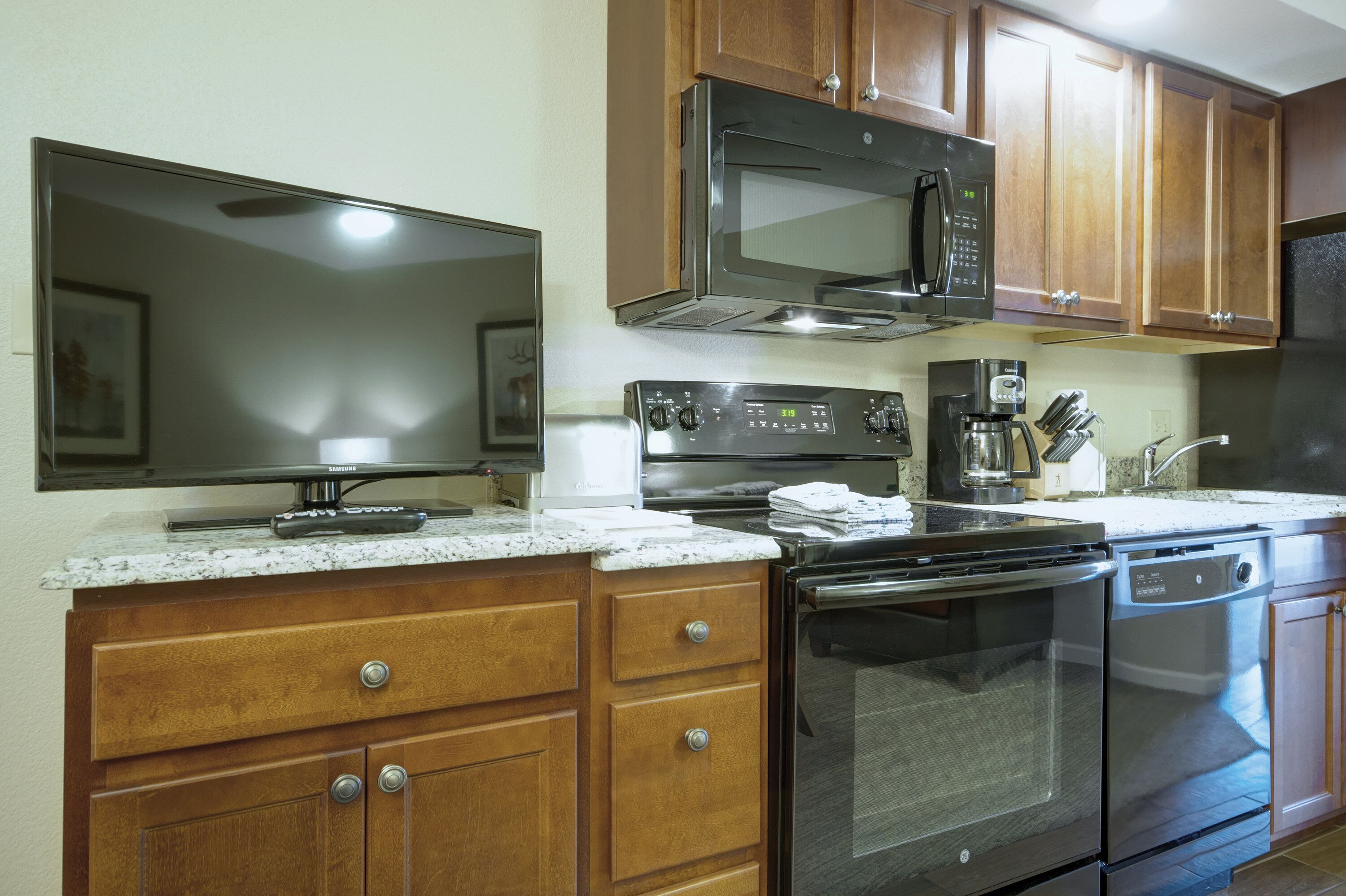 full-sized fridge, microwave, oven, stovetop